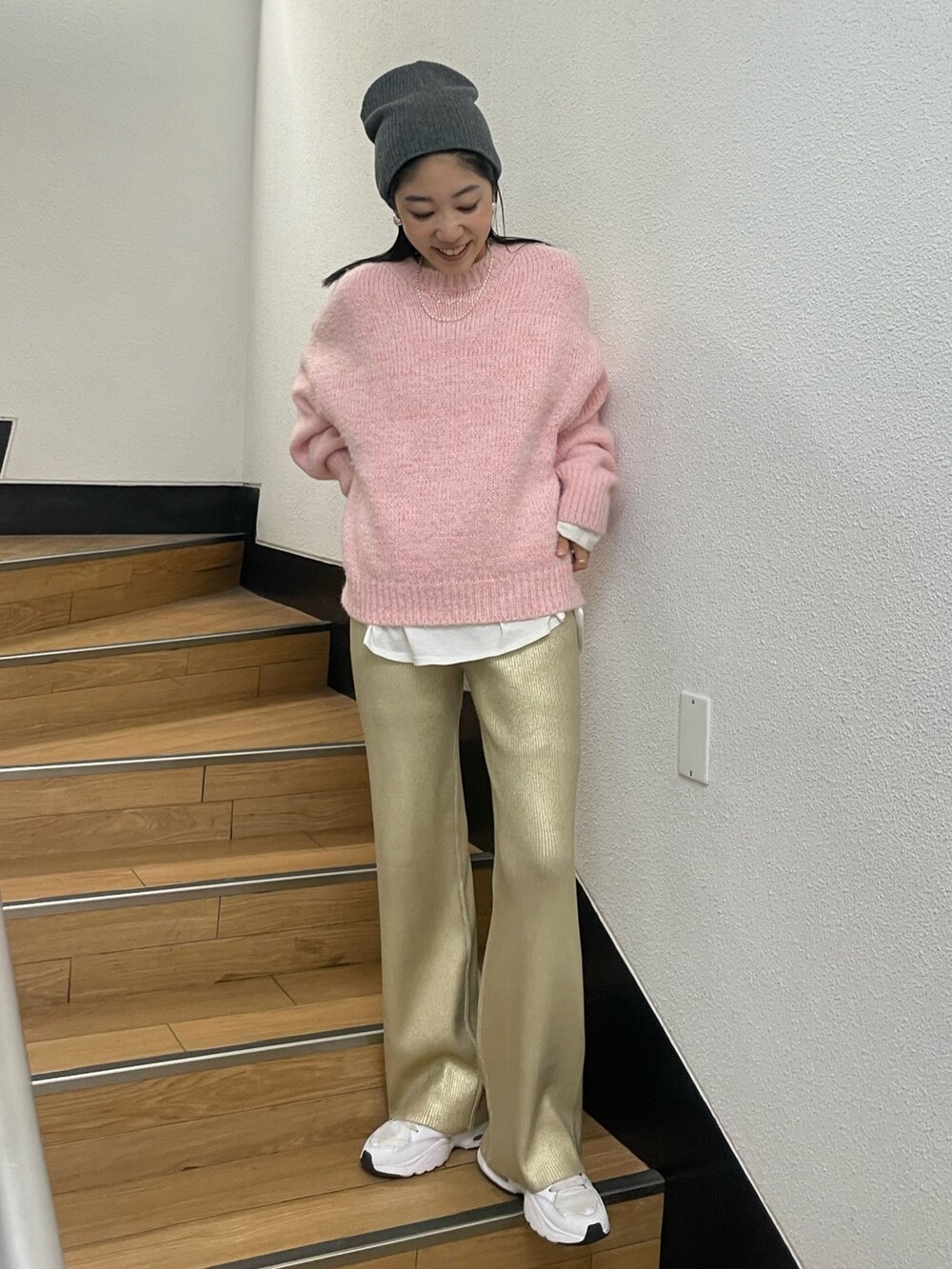 ゴールド系のその他パンツ、ホワイト系のTシャツ/カットソー、ピンク系のニット/セーターを着用したレディースの秋コーディネートの2枚目の写真
