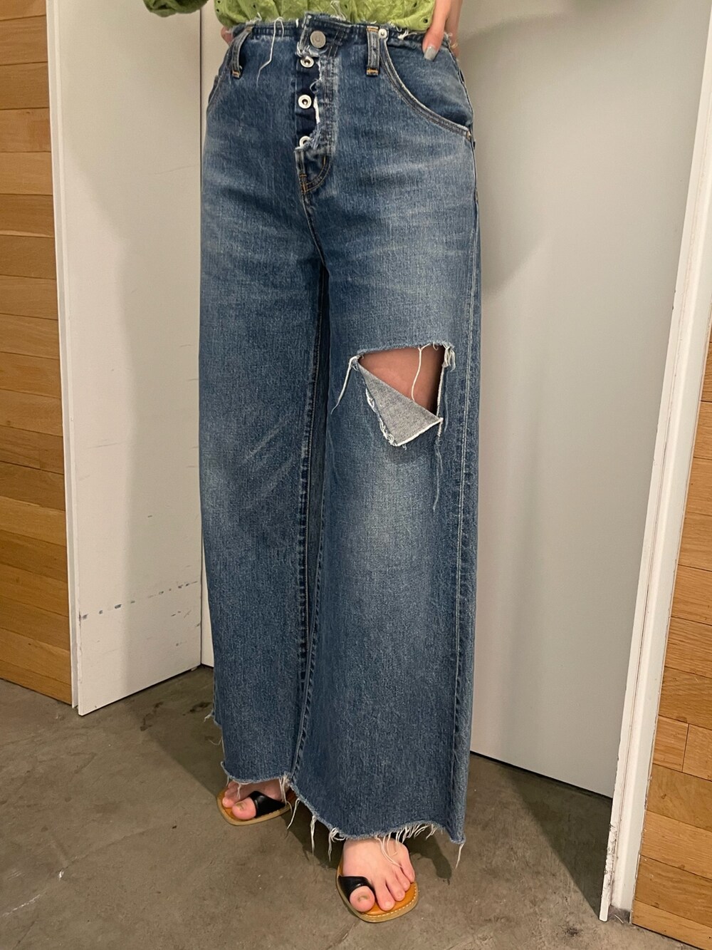 ブルー系のデニムパンツ、ブラック系のサンダル、グリーン系のシャツ/ブラウスを着用したレディースの春コーディネートの6枚目の写真