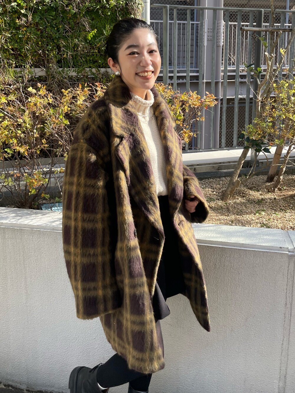 その他のピーコート、ホワイト系のニット/セーター、ブラック系のブーツを着用したレディースの冬コーディネートの4枚目の写真