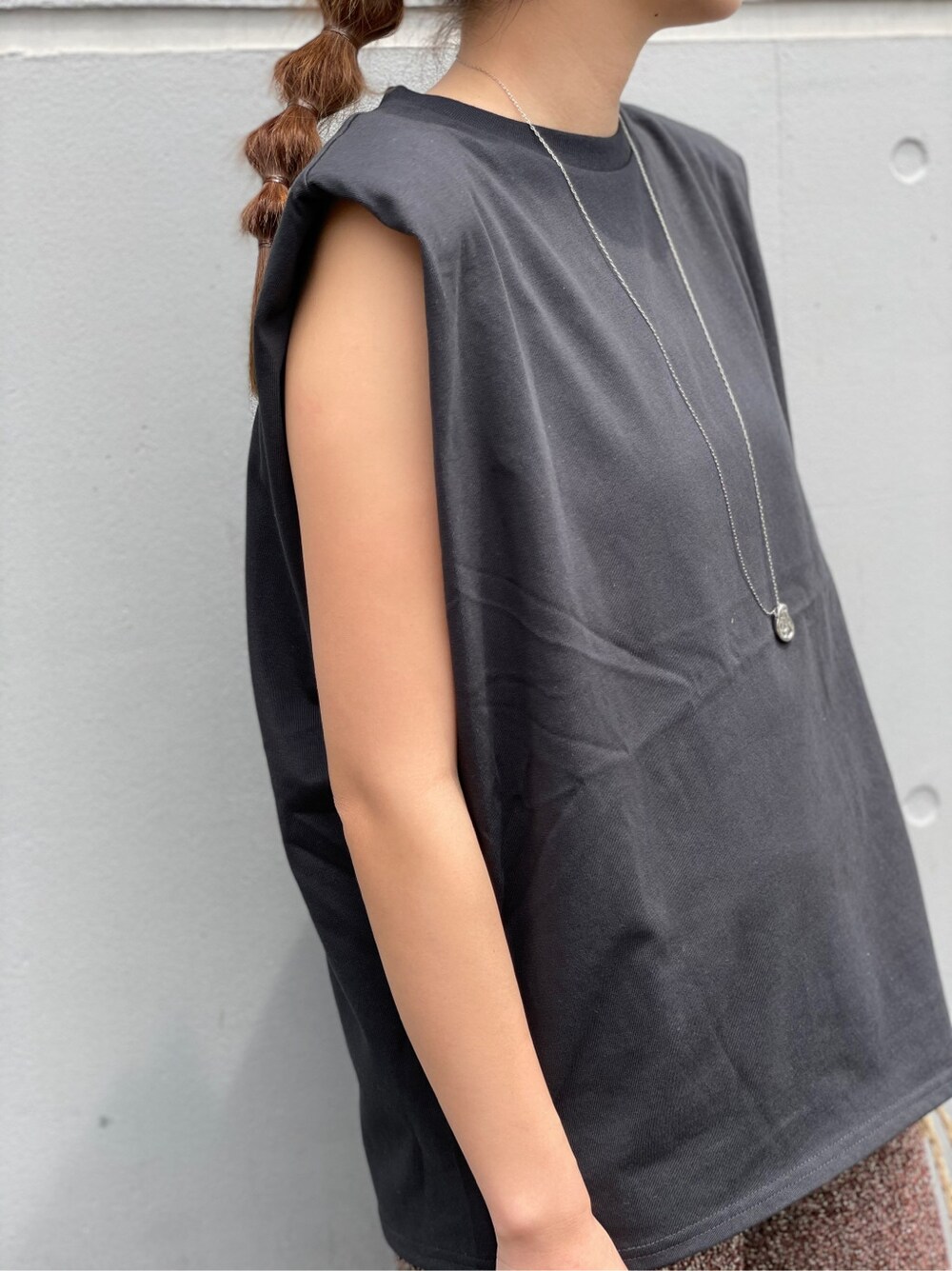 ベージュ系のかごバッグ、ブラウン系のその他パンツを着用したレディースの春コーディネートの3枚目の写真