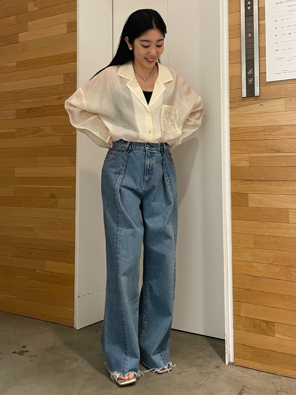 ブルー系のデニムパンツ、ホワイト系のシャツ/ブラウス、シルバー系のサンダルを着用したレディースの春コーディネートの2枚目の写真