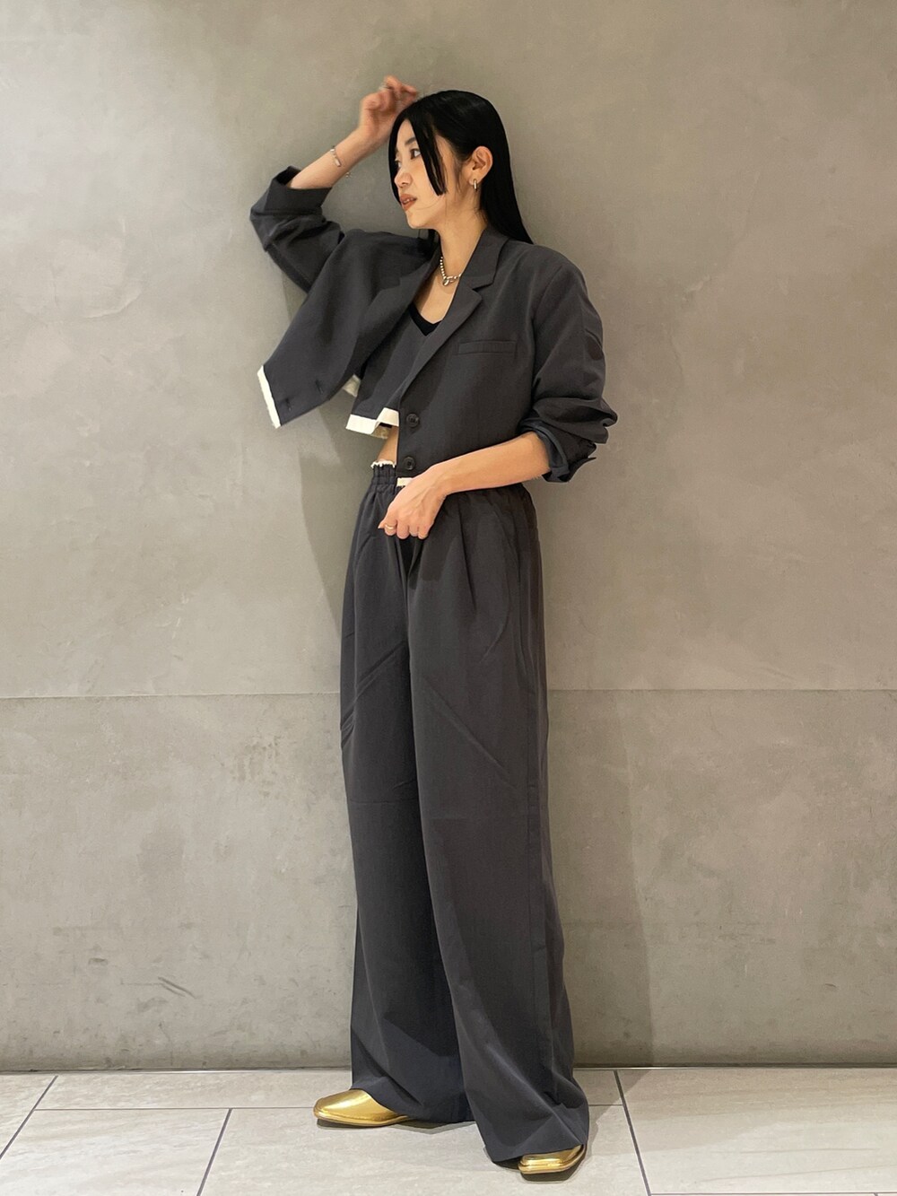 グレー系のその他パンツ、グレー系のテーラードジャケット、グレー系のキャミソールを着用したレディースの夏コーディネートの2枚目の写真