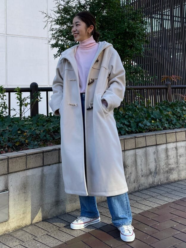 ブルー系のデニムパンツ、ホワイト系のダッフルコート、ピンク系のニット/セーターを着用したレディースの冬コーディネートの6枚目の写真