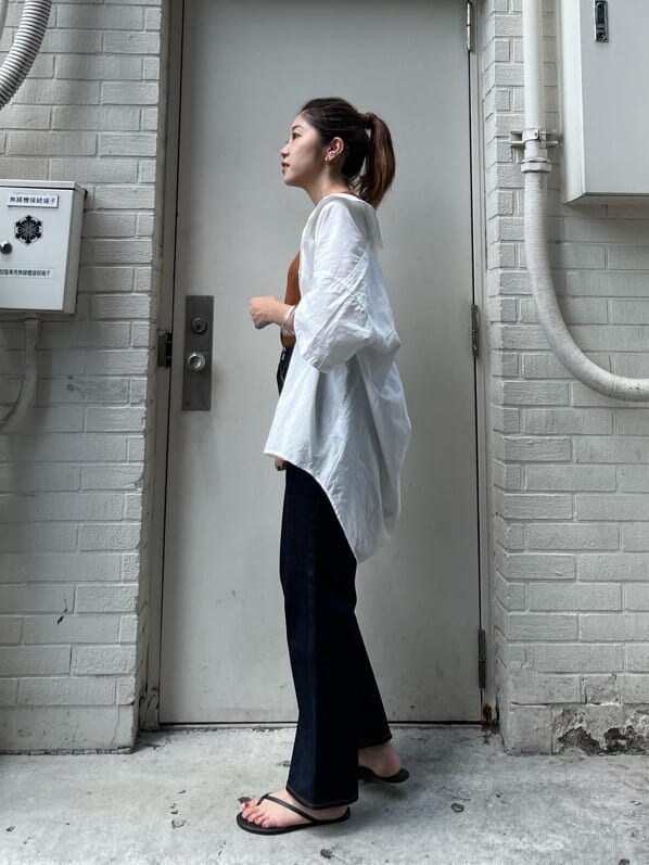 グリーン系のシャツ/ブラウス、ブルー系のデニムパンツ、ブラウン系のタンクトップを着用したレディースの夏コーディネートの4枚目の写真