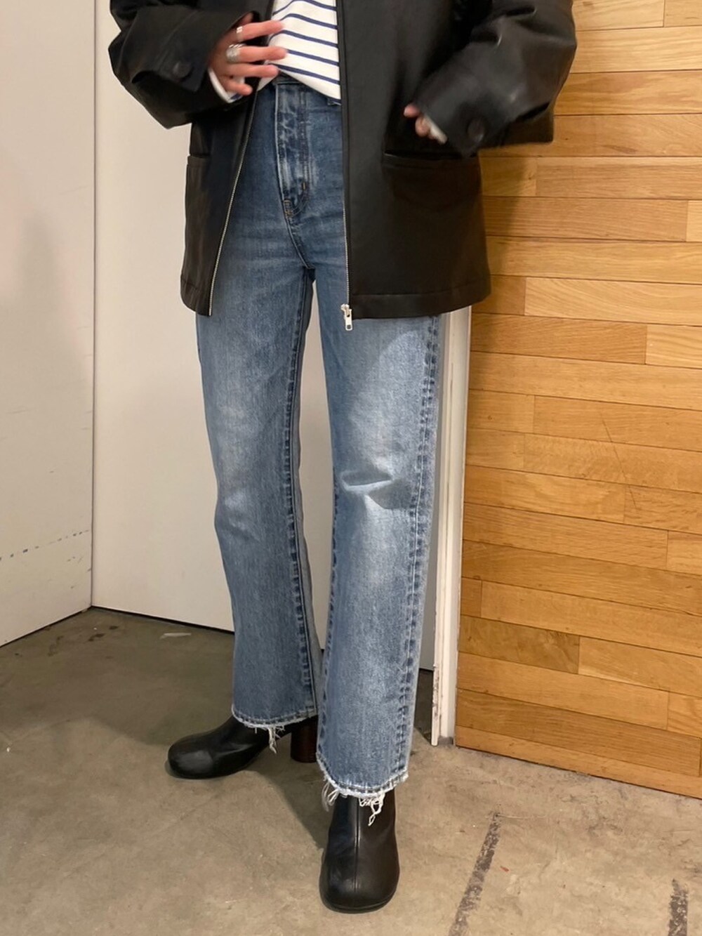 ブルー系のデニムパンツ、ブラック系のブルゾンを着用したレディースの冬コーディネートの5枚目の写真