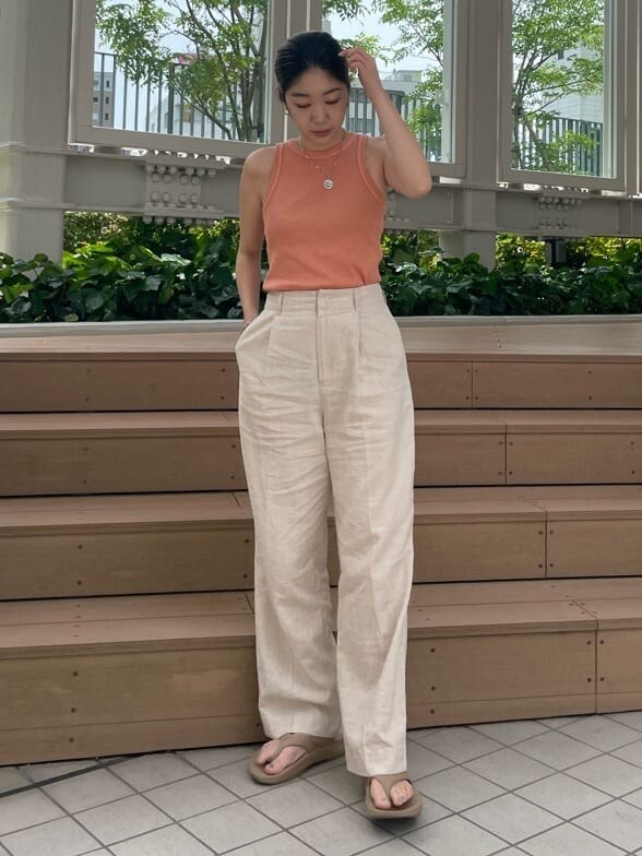 ホワイト系のその他パンツ、オレンジ系のタンクトップを着用したレディースの夏コーディネートの3枚目の写真