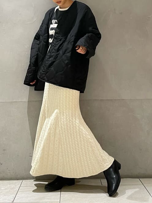 ブラック系のブルゾン、ホワイト系のスカート、グレー系のTシャツ/カットソーを着用したレディースの秋コーディネートの3枚目の写真