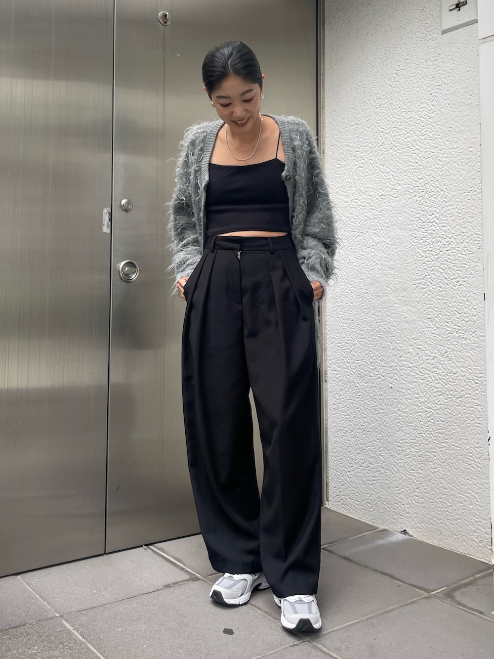 グレー系のカーディガン/ボレロを着用したレディースの秋コーディネートの2枚目の写真