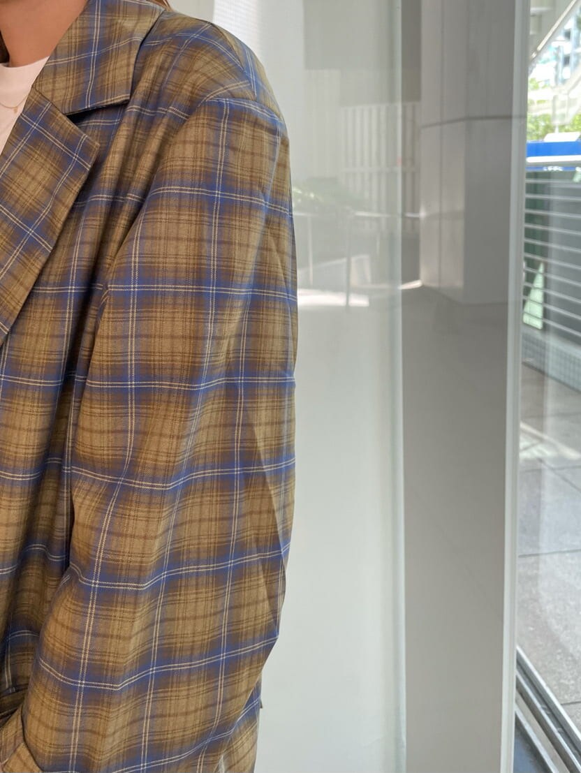 イエロー系のテーラードジャケット、ブルー系のデニムパンツ、ホワイト系のTシャツ/カットソーを着用したレディースの夏コーディネートの5枚目の写真