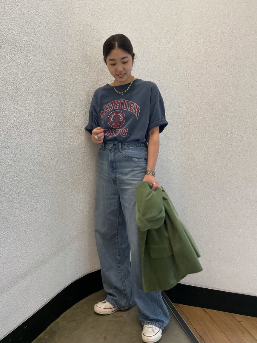 ブルー系のTシャツ/カットソー、グリーン系のテーラードジャケットを着用したレディースの夏コーディネートの2枚目の写真