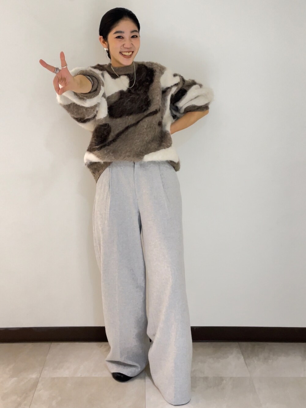 グレー系のその他パンツ、ブラウン系のニット/セーターを着用したレディースの冬コーディネートの2枚目の写真