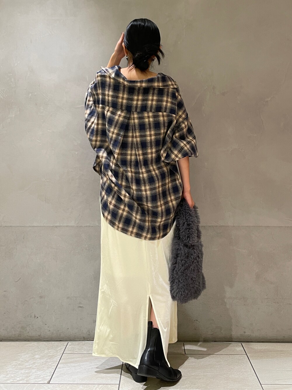 ブルー系のシャツ/ブラウス、ホワイト系のスカート、グレー系のハンドバッグを着用したレディースの秋コーディネートの4枚目の写真