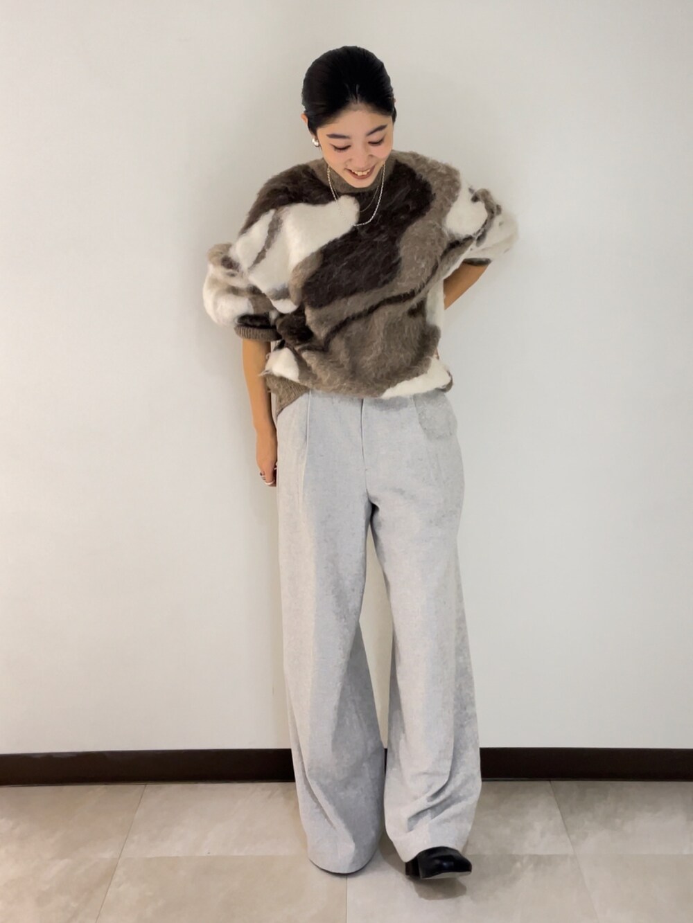 グレー系のその他パンツ、ブラウン系のニット/セーターを着用したレディースの冬コーディネートの4枚目の写真