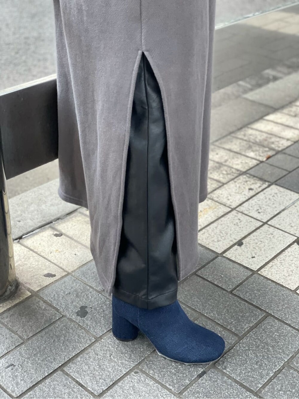 ブルー系のブーツ、グレー系のワンピース、ブラック系のその他パンツを着用したレディースの夏コーディネートの4枚目の写真