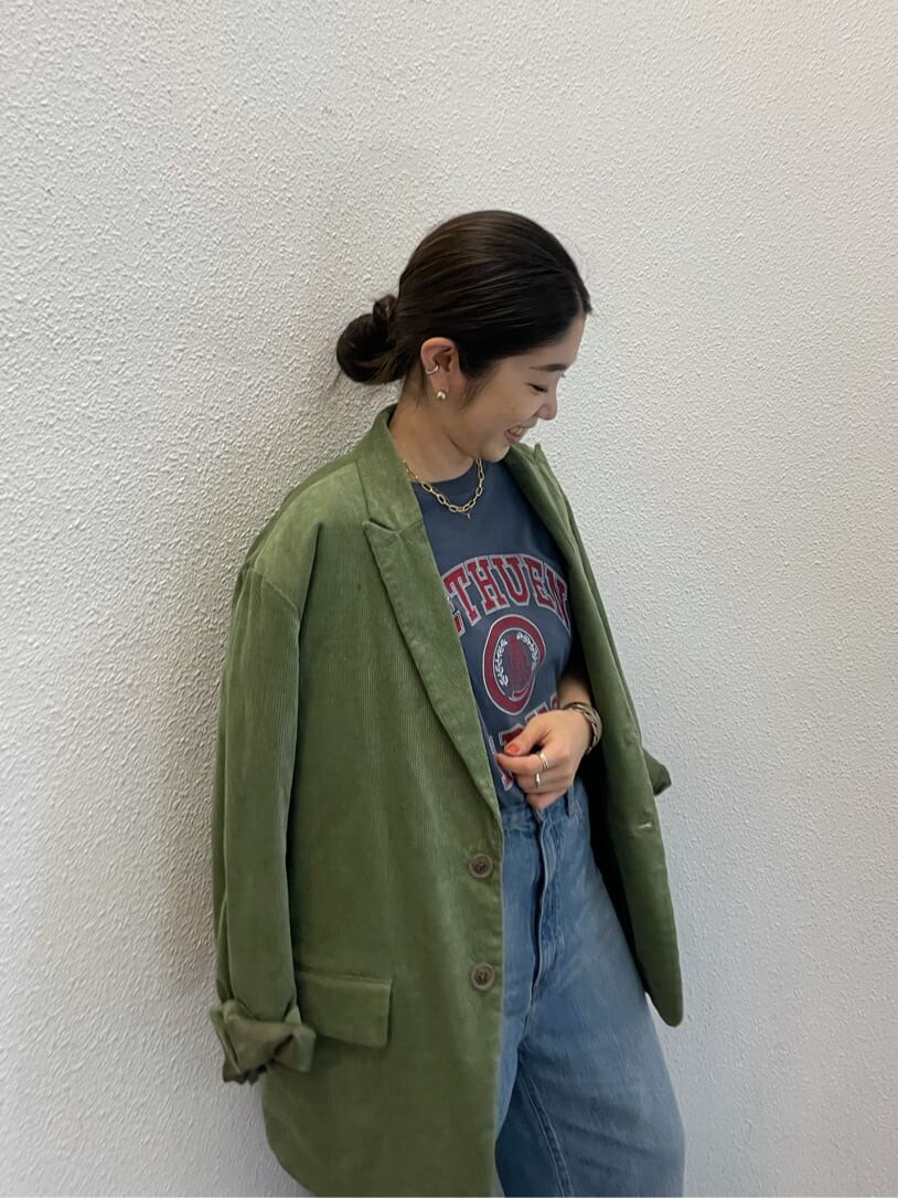 ブルー系のTシャツ/カットソー、グリーン系のテーラードジャケットを着用したレディースの夏コーディネートの3枚目の写真