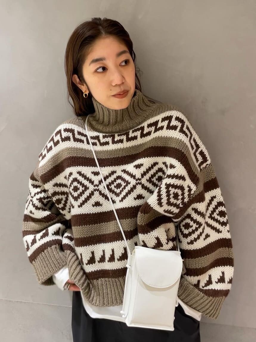 グレー系のその他パンツ、ベージュ系のニット/セーター、ホワイト系のTシャツ/カットソーを着用したレディースの冬コーディネートの5枚目の写真