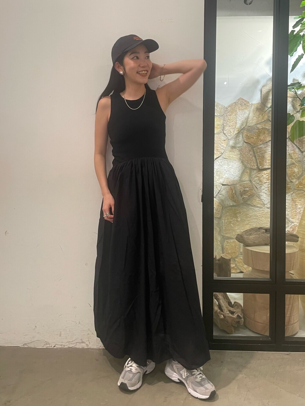 ブラック系のワンピース、グレー系のキャップを着用したレディースの春コーディネートの7枚目の写真