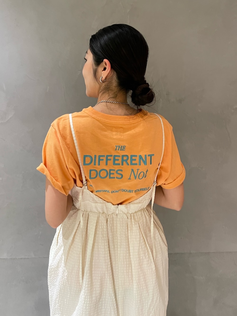 ホワイト系のワンピース、オレンジ系のTシャツ/カットソー、ホワイト系のサンダルを着用したレディースの夏コーディネートの5枚目の写真