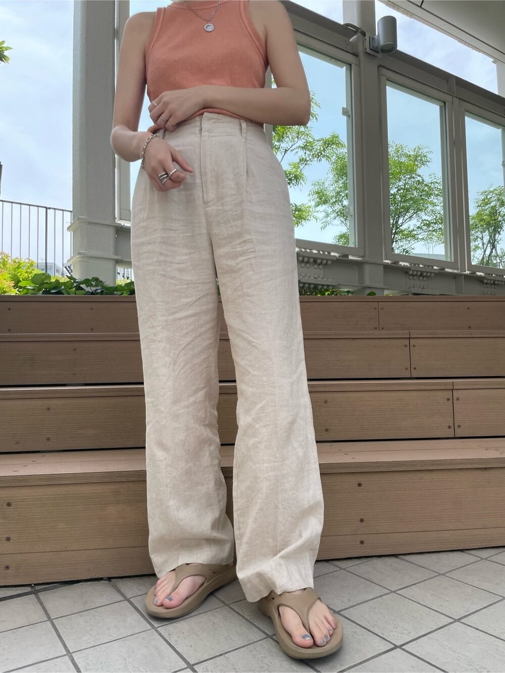 ホワイト系のその他パンツ、オレンジ系のタンクトップを着用したレディースの夏コーディネートの7枚目の写真