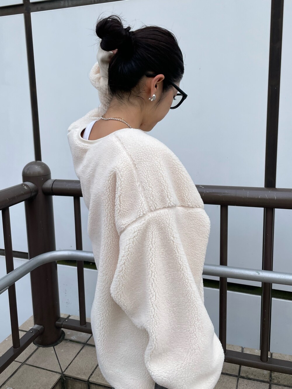 ホワイト系のTシャツ/カットソー、ブラック系のデニムパンツ、ベージュ系のブーツを着用したレディースの秋コーディネートの5枚目の写真