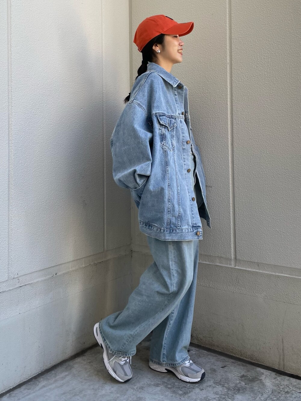 ブルー系のデニムパンツ、ブルー系のデニムジャケット、ホワイト系のTシャツ/カットソーを着用したレディースの冬コーディネートの4枚目の写真