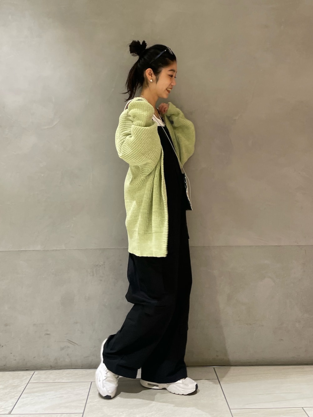 ブラック系のつなぎ/オールインワン、ホワイト系のタンクトップ、グリーン系のカーディガン/ボレロを着用したレディースの冬コーディネートの6枚目の写真