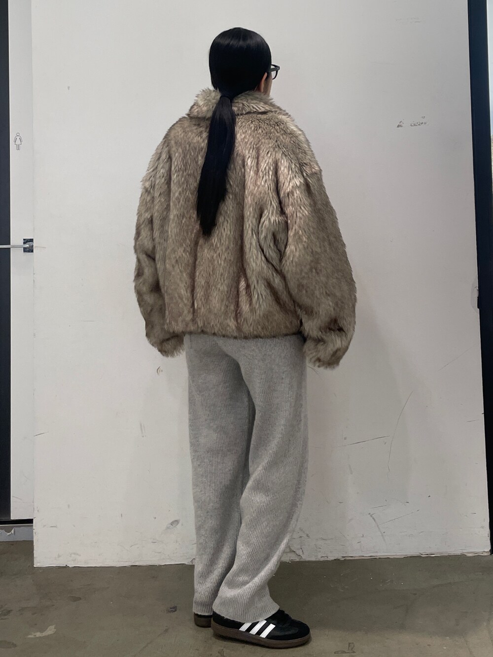 ベージュ系のその他アウター、グレー系のその他パンツを着用したレディースの秋コーディネートの2枚目の写真