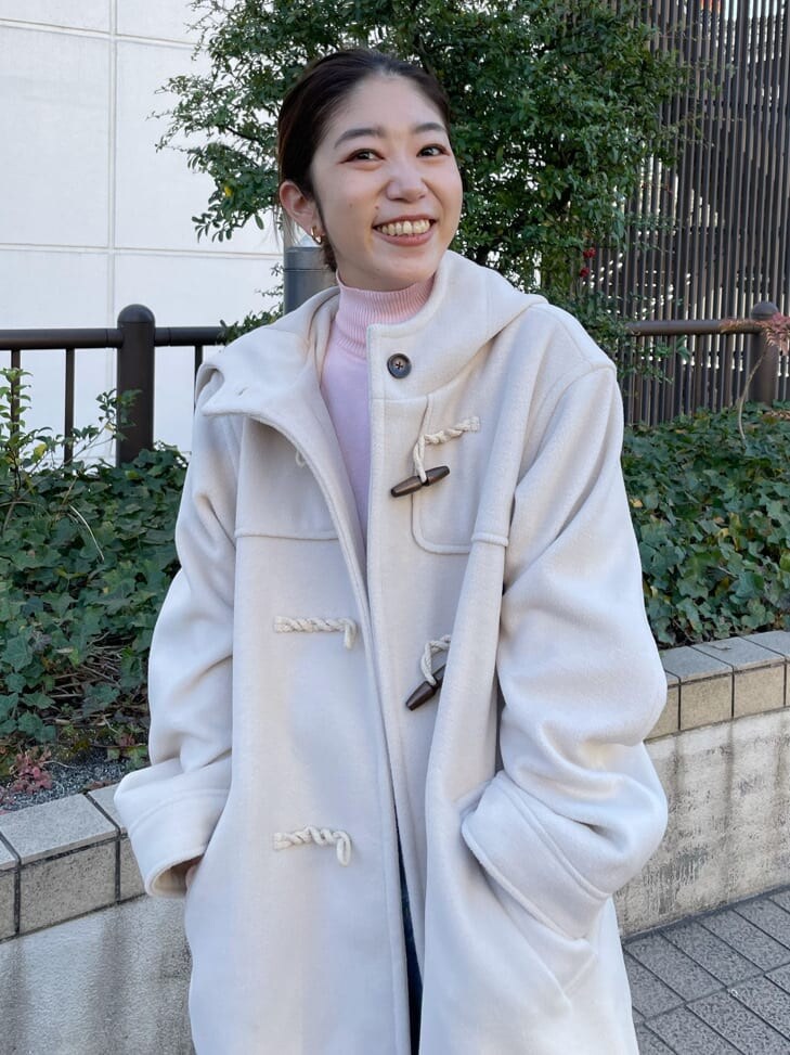 ブルー系のデニムパンツ、ホワイト系のダッフルコート、ピンク系のニット/セーターを着用したレディースの冬コーディネートの5枚目の写真