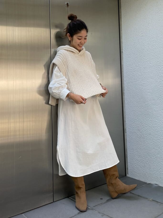 ホワイト系のワンピース、ベージュ系のブーツを着用したレディースの秋コーディネートの4枚目の写真