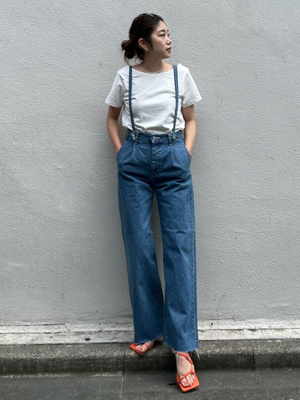 ブルー系のデニムパンツ、ホワイト系のTシャツ/カットソー、オレンジ系のサンダルを着用したレディースの夏コーディネートの3枚目の写真