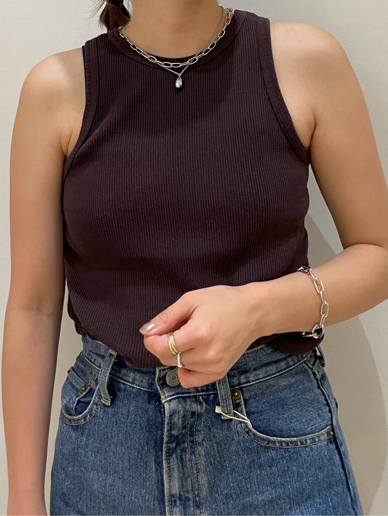 ブラウン系のサンダル、ブルー系のデニムパンツを着用したレディースの春コーディネートの2枚目の写真