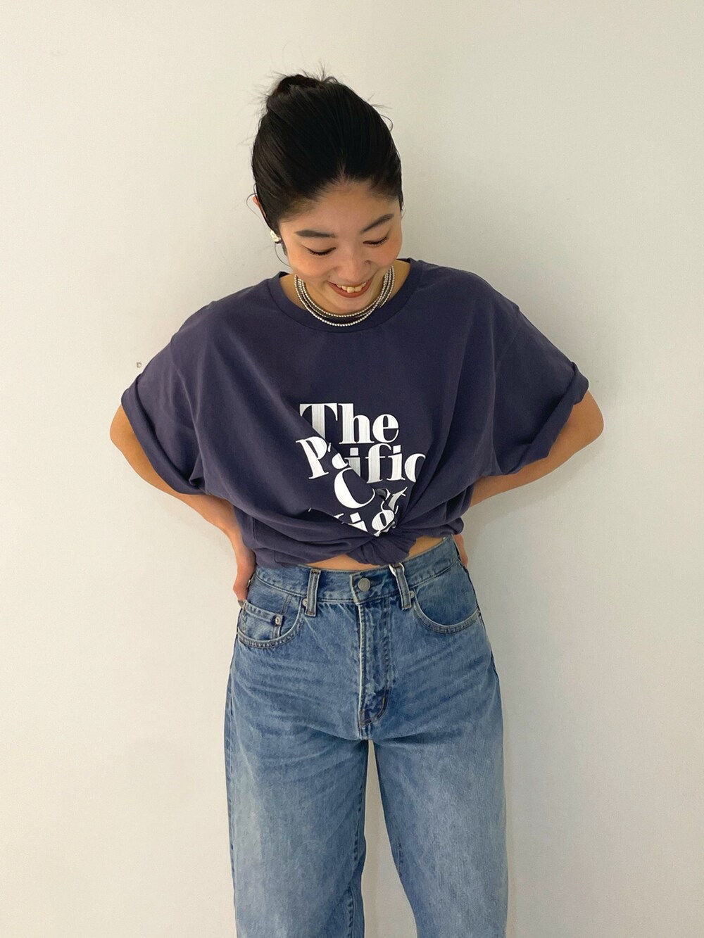 ブルー系のTシャツ/カットソー、ブルー系のデニムパンツ、シルバー系のサンダルを着用したレディースの夏コーディネートの6枚目の写真