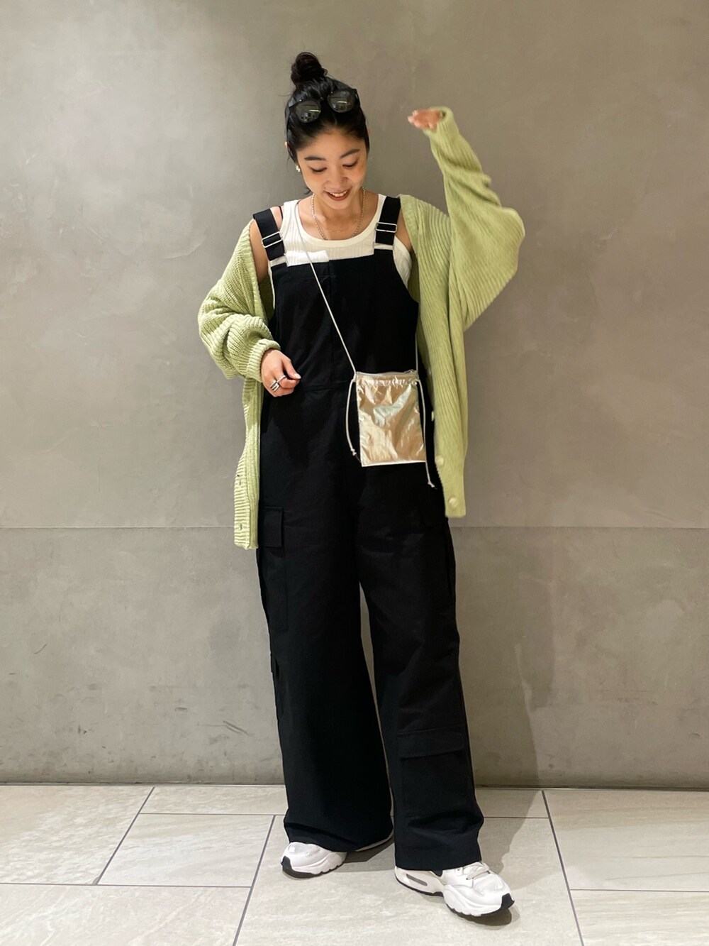 ブラック系のつなぎ/オールインワン、ホワイト系のタンクトップ、グリーン系のカーディガン/ボレロを着用したレディースの冬コーディネートの2枚目の写真