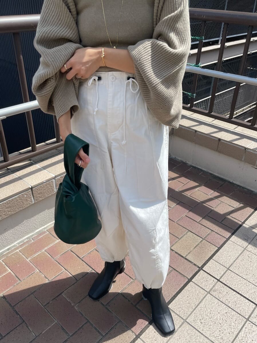 ホワイト系のその他パンツ、ブラック系のブーツ、ベージュ系のカーディガン/ボレロを着用したレディースの秋コーディネートの6枚目の写真