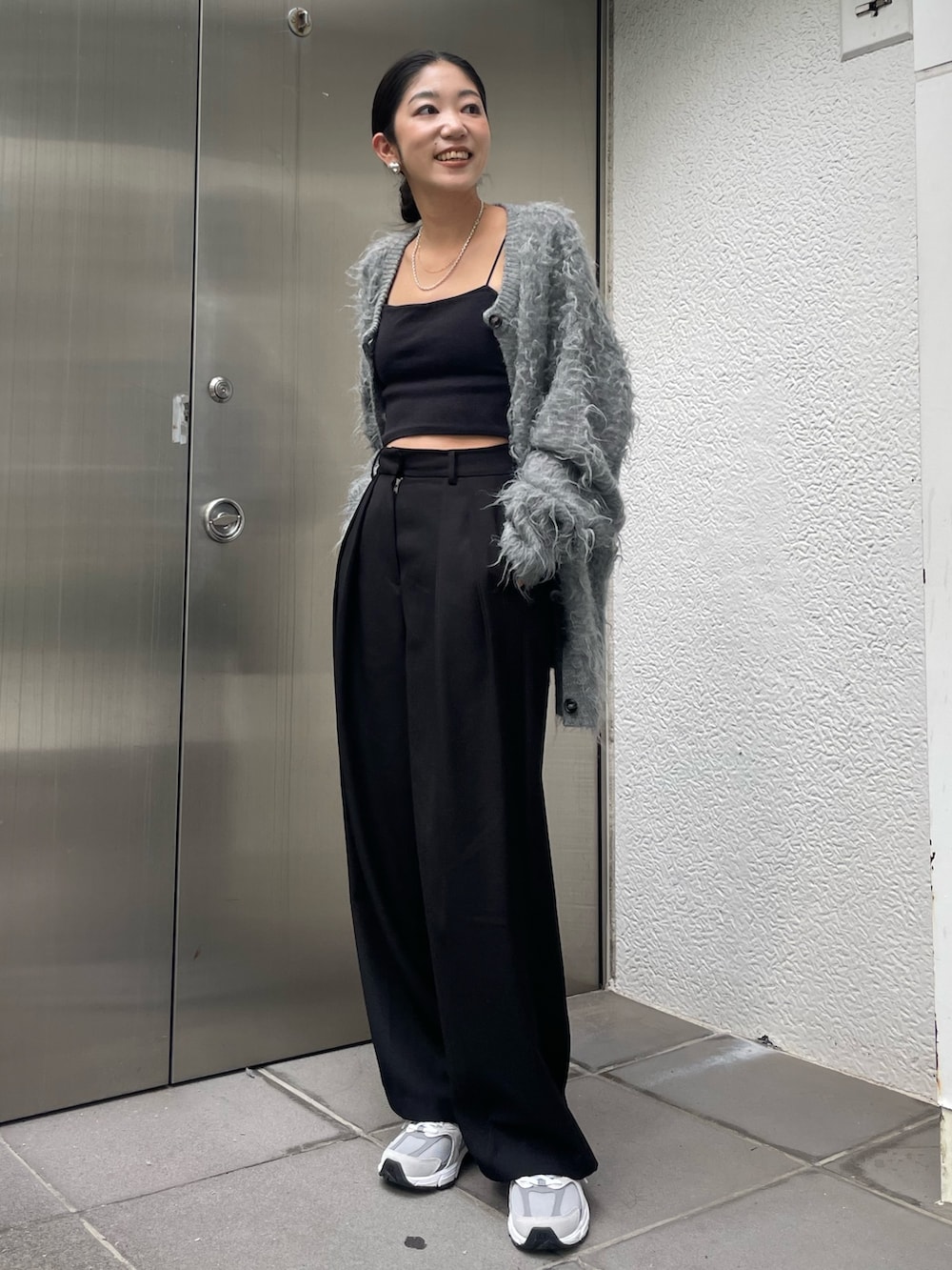 グレー系のカーディガン/ボレロを着用したレディースの秋コーディネートの3枚目の写真