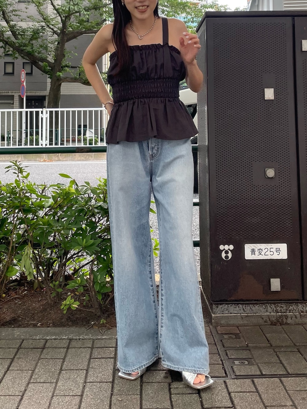 ブルー系のデニムパンツ、グレー系のキャミソール、シルバー系のサンダルを着用したレディースの夏コーディネートの2枚目の写真