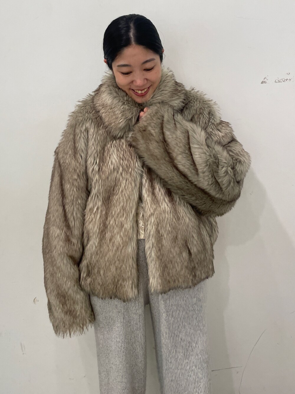 ベージュ系のその他アウター、グレー系のその他パンツを着用したレディースの秋コーディネートの3枚目の写真