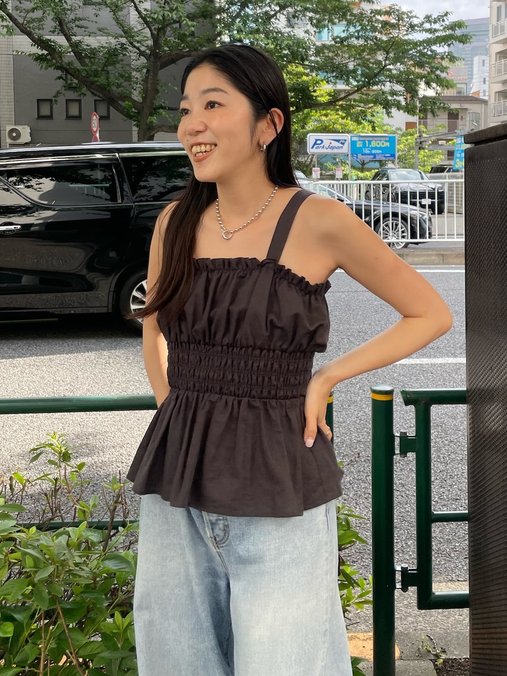 ブルー系のデニムパンツ、グレー系のキャミソール、シルバー系のサンダルを着用したレディースの夏コーディネートの5枚目の写真