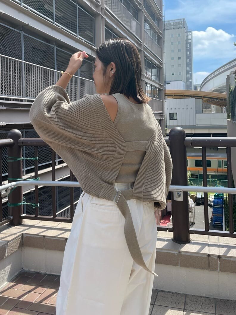 ホワイト系のその他パンツ、ブラック系のブーツ、ベージュ系のカーディガン/ボレロを着用したレディースの秋コーディネートの7枚目の写真