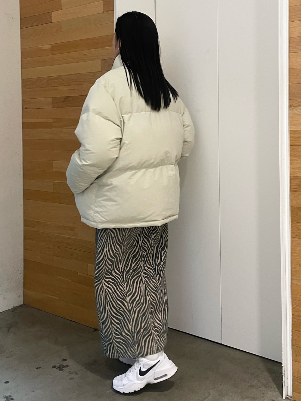 ホワイト系のダウンジャケット/コート、ブルー系のスカートを着用したレディースの秋コーディネートの2枚目の写真