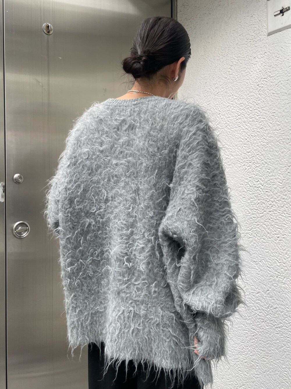 グレー系のカーディガン/ボレロを着用したレディースの秋コーディネートの4枚目の写真