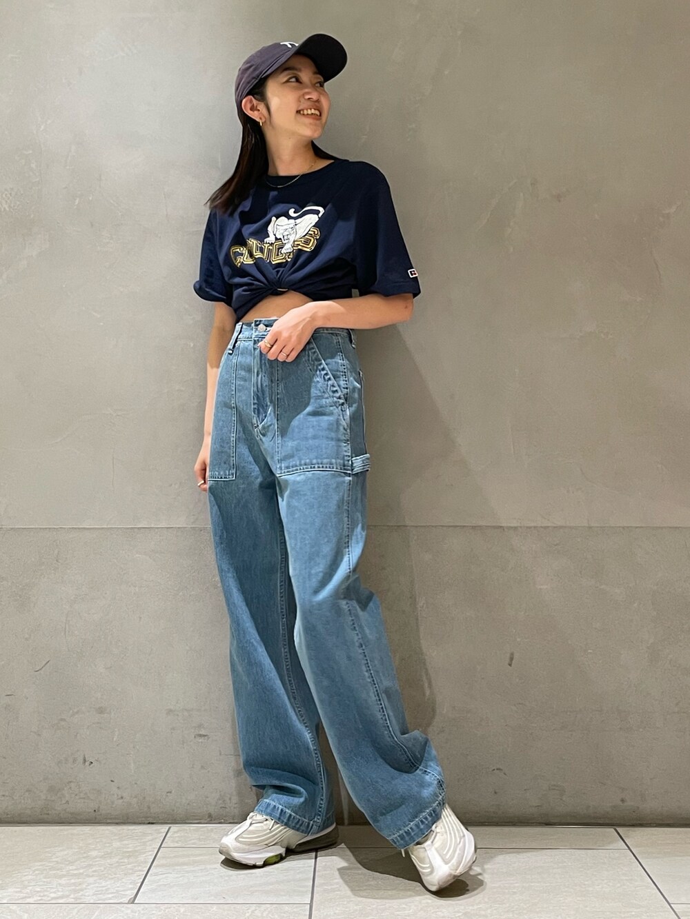 ブルー系のデニムパンツ、ブルー系のTシャツ/カットソーを着用したレディースの春コーディネートの2枚目の写真