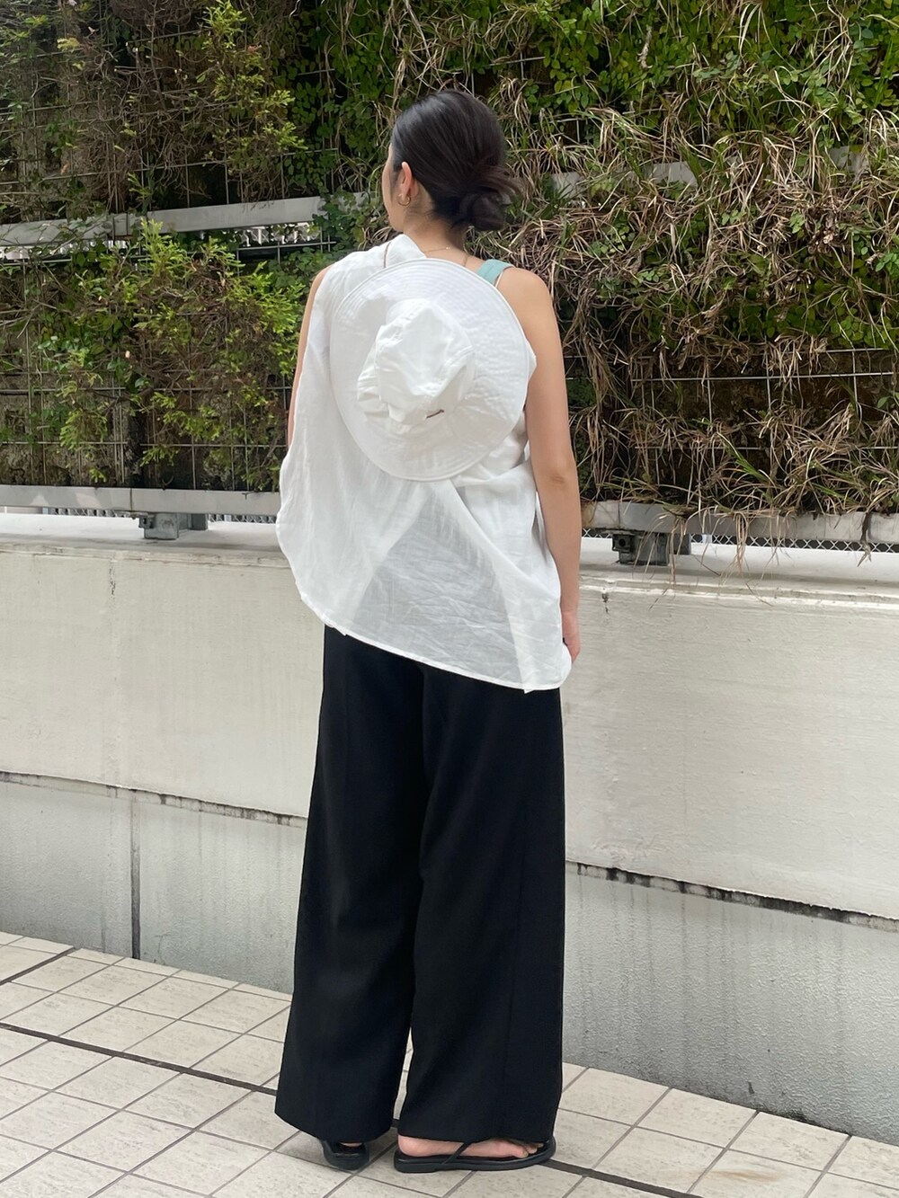 ブルー系のタンクトップ、ホワイト系のシャツ/ブラウス、ホワイト系のハットを着用したレディースの夏コーディネートの5枚目の写真