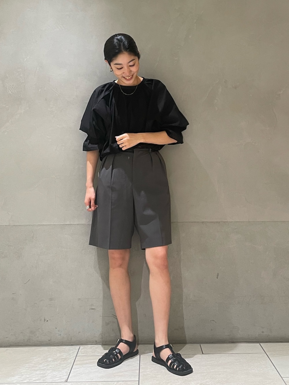 グレー系のその他パンツ、ブラック系のシャツ/ブラウスを着用したレディースの夏コーディネートの2枚目の写真