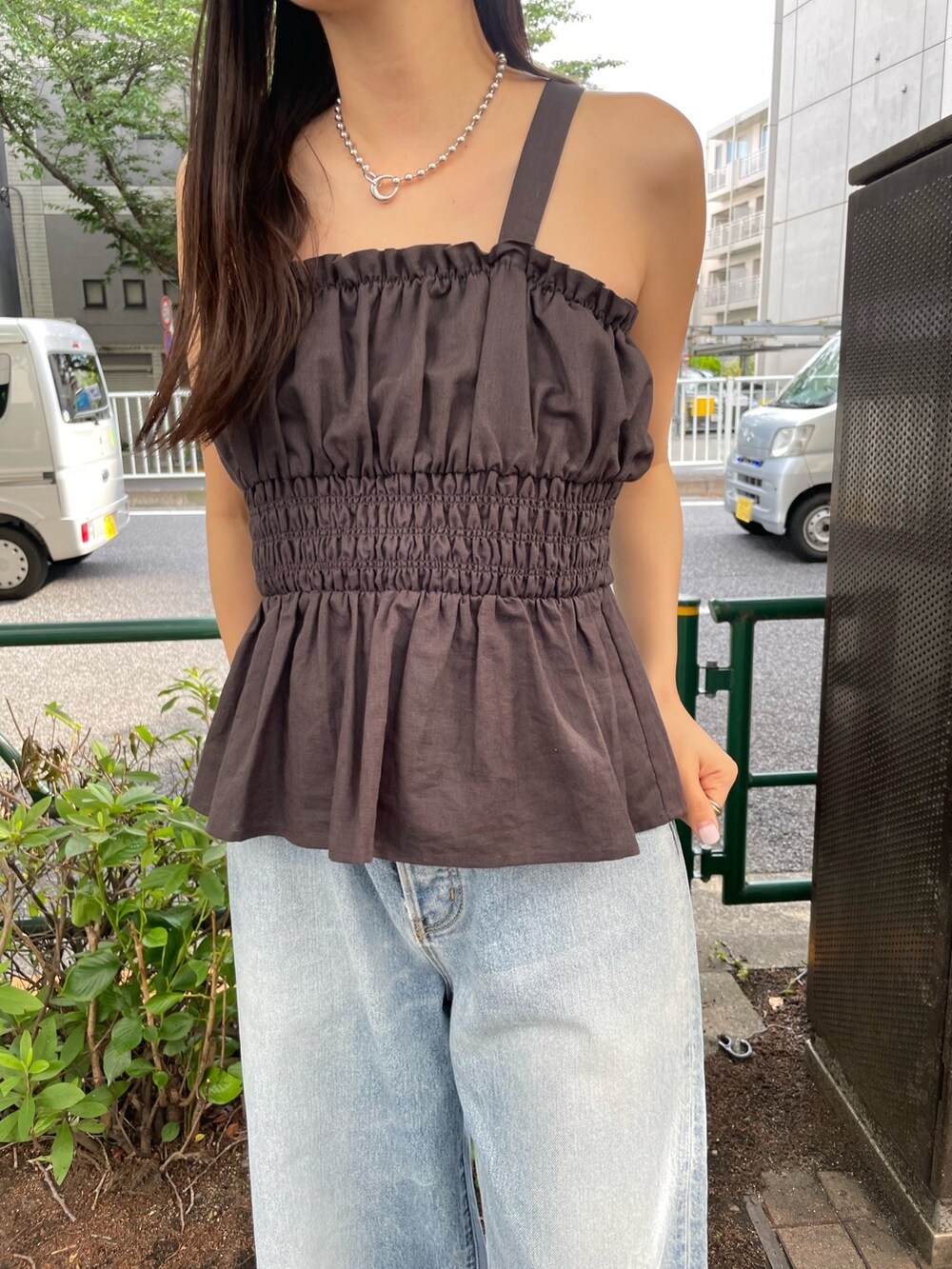 ブルー系のデニムパンツ、グレー系のキャミソール、シルバー系のサンダルを着用したレディースの夏コーディネートの6枚目の写真