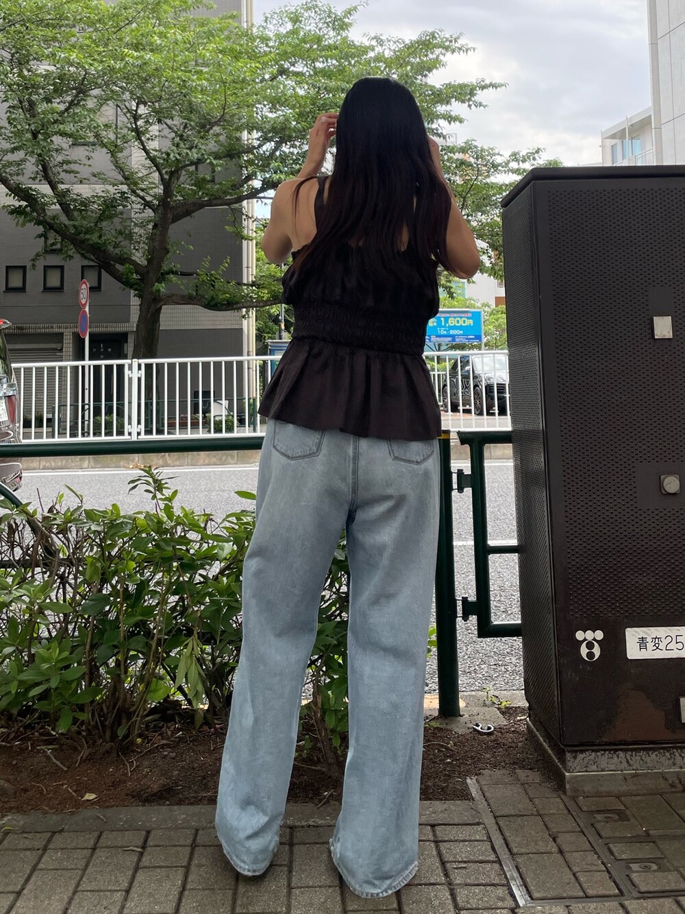 ブルー系のデニムパンツ、グレー系のキャミソール、シルバー系のサンダルを着用したレディースの夏コーディネートの4枚目の写真