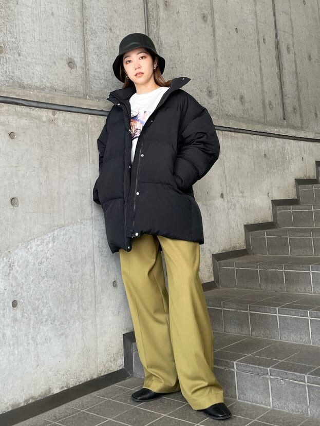 ホワイト系のTシャツ/カットソー、ブラック系のダウンジャケット/コート、ブラック系のハットを着用したレディースの夏コーディネートの2枚目の写真