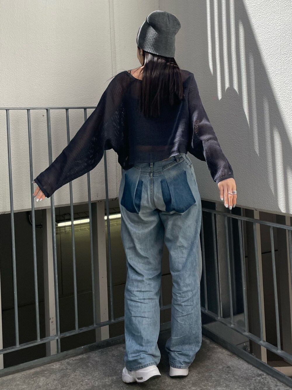 グレー系のTシャツ/カットソー、ブルー系のデニムパンツを着用したレディースの春コーディネートの2枚目の写真