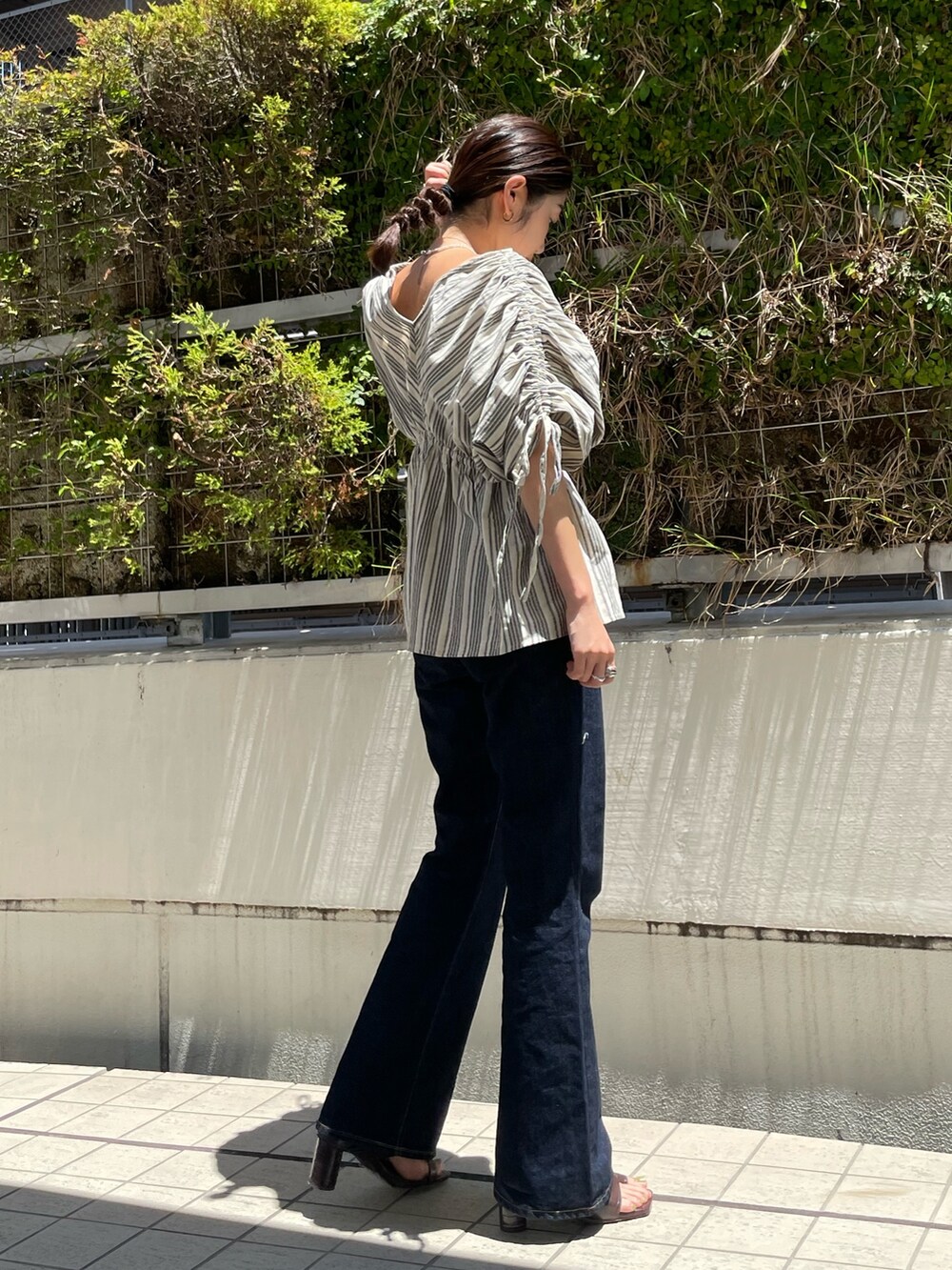 ブルー系のデニムパンツ、その他のシャツ/ブラウス、その他のサンダルを着用したレディースの夏コーディネートの6枚目の写真