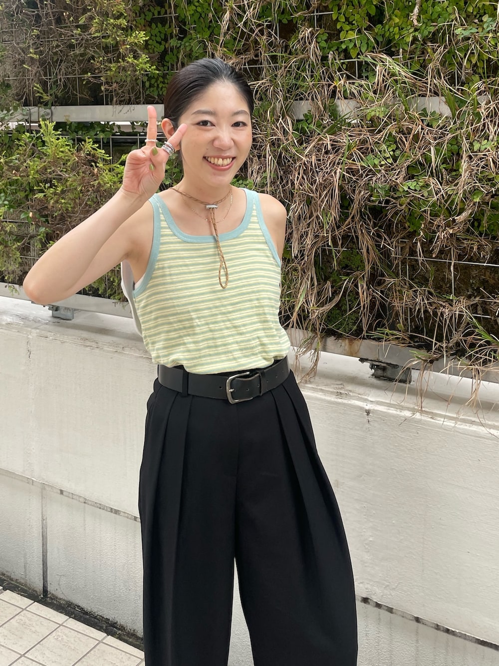 ブルー系のタンクトップ、ホワイト系のシャツ/ブラウス、ホワイト系のハットを着用したレディースの夏コーディネートの3枚目の写真